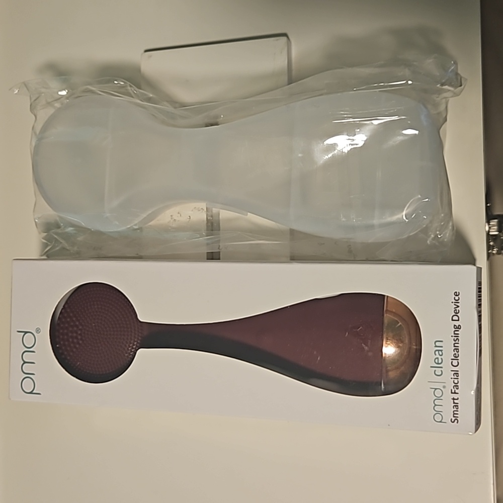 Brand new PMD face cleansing device and case